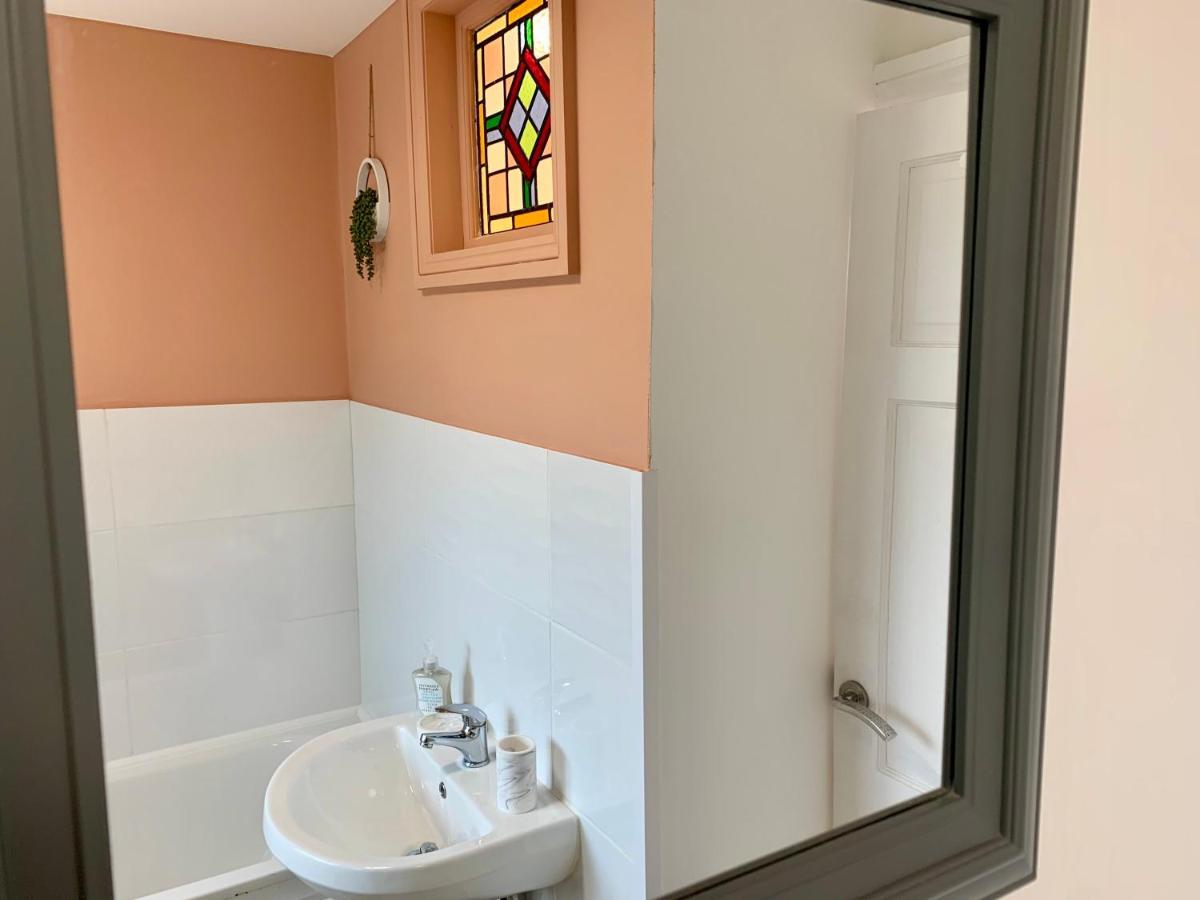 ליצ'פילד Stunning Rural Apartment - Sleeps 4 - Parking מראה חיצוני תמונה