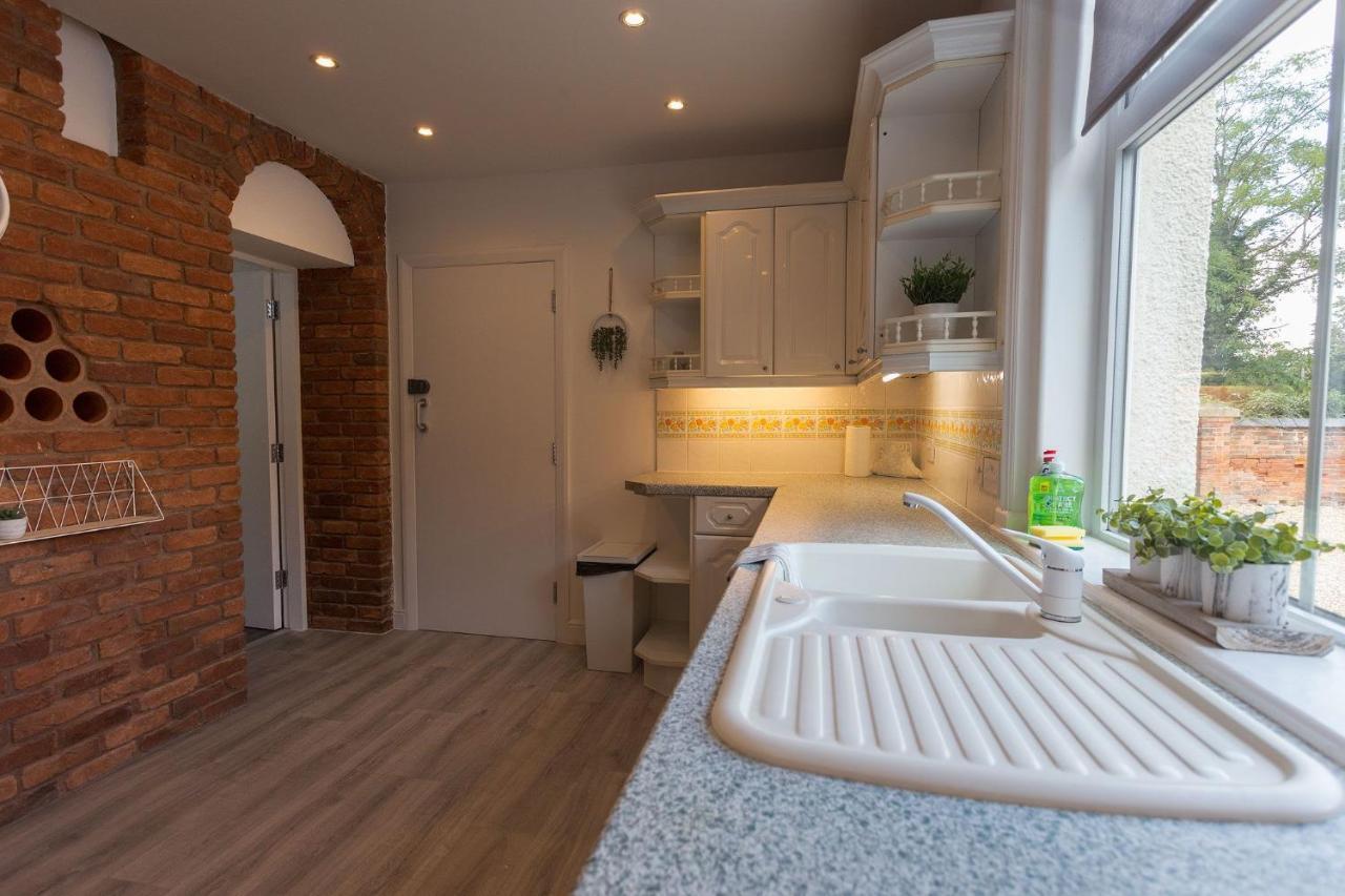 ליצ'פילד Stunning Rural Apartment - Sleeps 4 - Parking מראה חיצוני תמונה